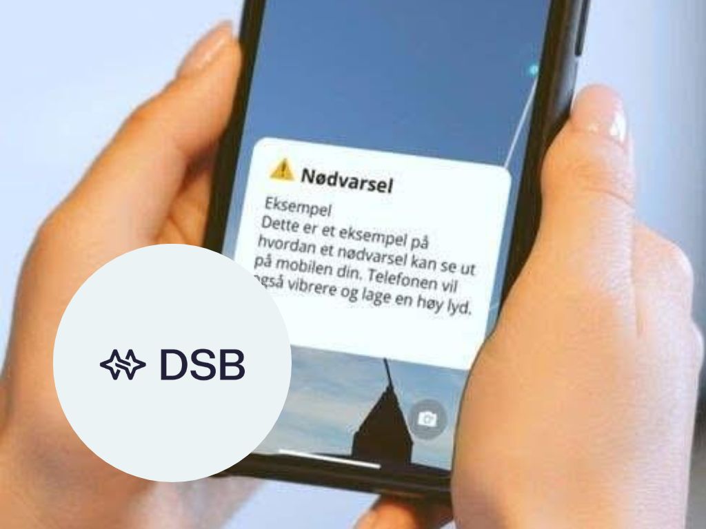 Kvinne som ser ned på mobilen sin