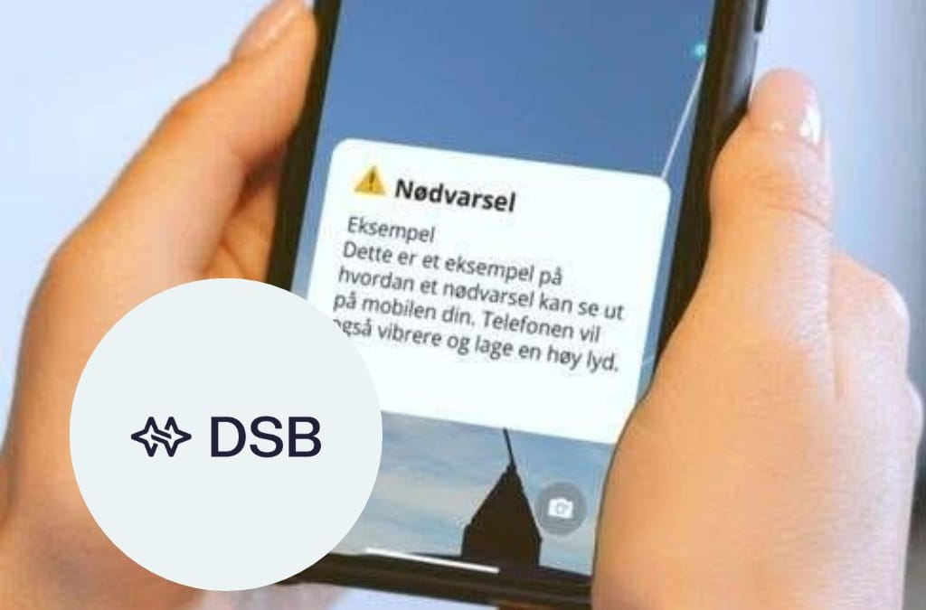 Kvinne som ser ned på mobilen sin