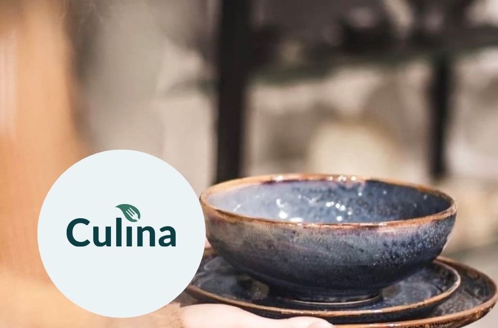 En person som holder et serveringsfat med en keramikkbolle på