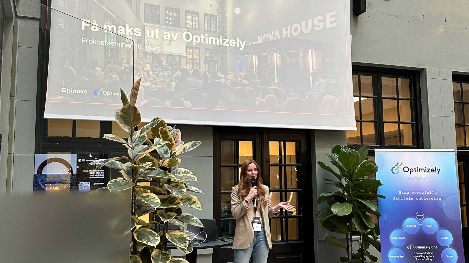 Ida Barvik er konferansier på frokostseminaret om Optimizelyfunksjonalitet