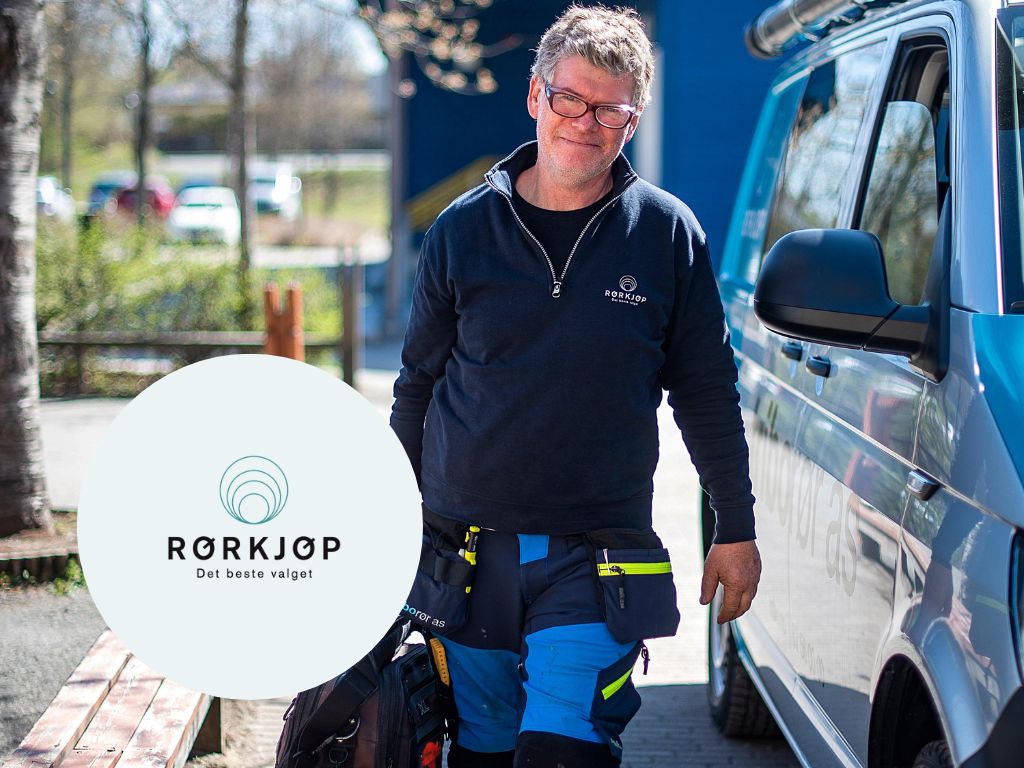 En familie med barn som koser seg på sitt nye bad