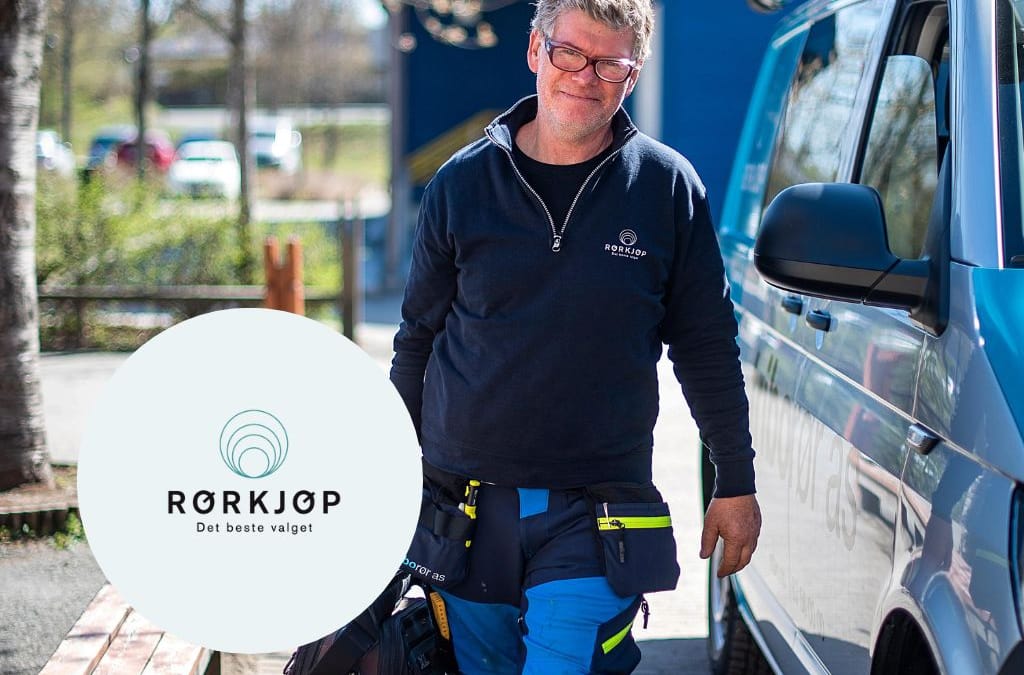 En familie med barn som koser seg på sitt nye bad