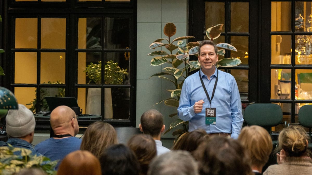 Morten Blomfeldt, leder for rådgivning i Epinova, på scenen under lanseringen av Digital Handel 2023.