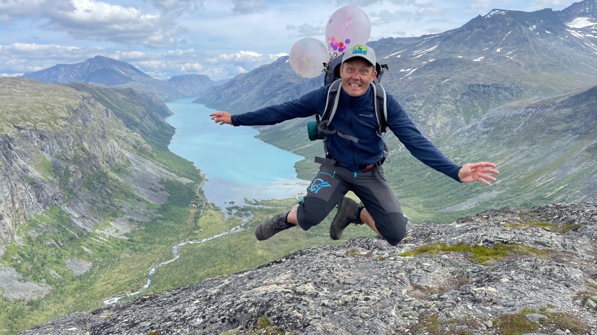 Bilde av Magnus som hopper på toppen av et fjell.