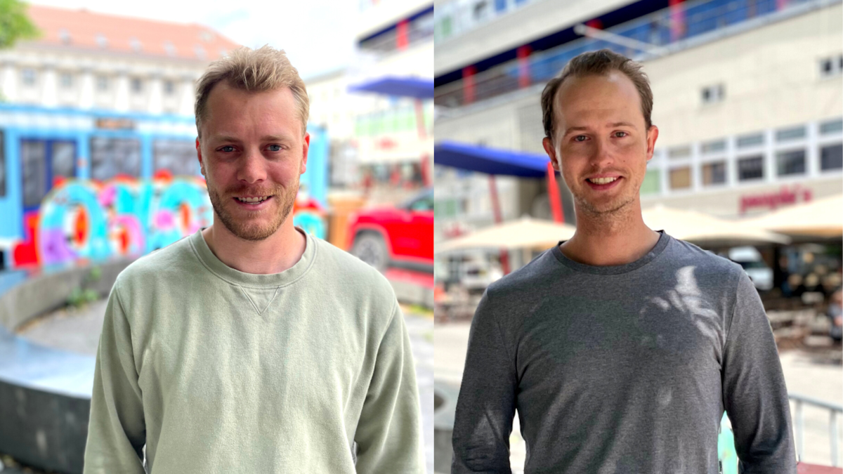 Bilde av Sondre og Marius tatt utenfor kontoret med Peoples i bakgrunnen