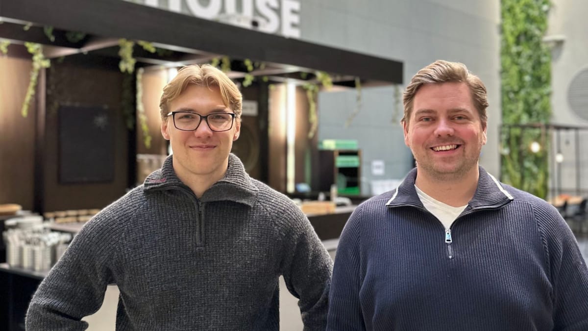 Jon og Stig står i Lysgården foran skiltet med NOVA house