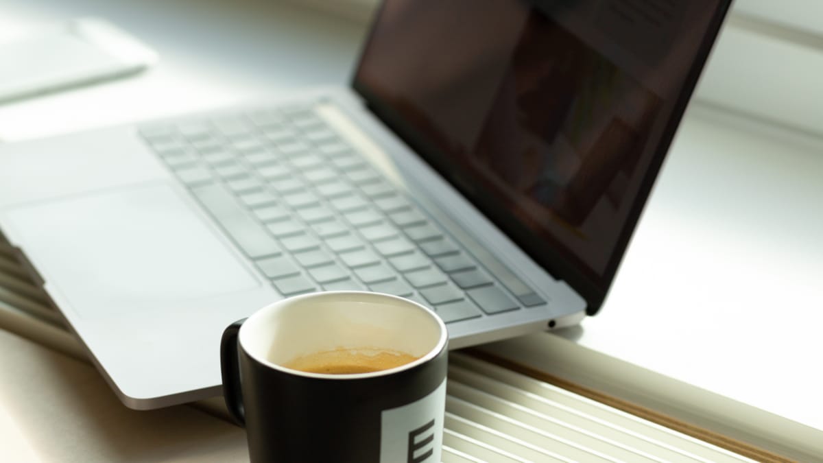 Laptop og kaffekopp