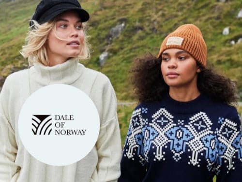 Bilde fra Dale of Norway. To kvinner i strikkede gensere.