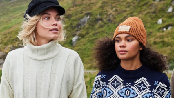 Bilde fra Dale of Norway. To kvinner i strikkede gensere.