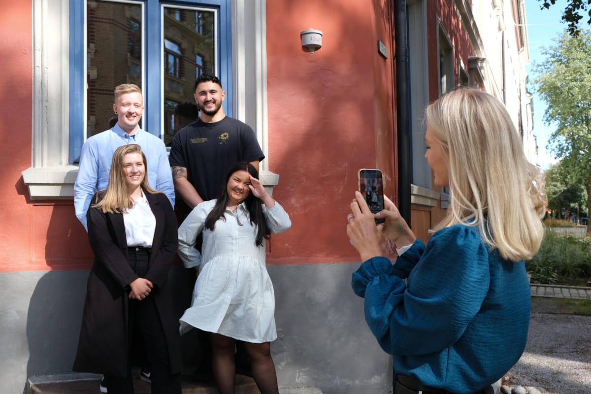 Bilde av at Andrea tar bilde av. Magnus. Jonas, Nikola og Julie som står på en trapp.