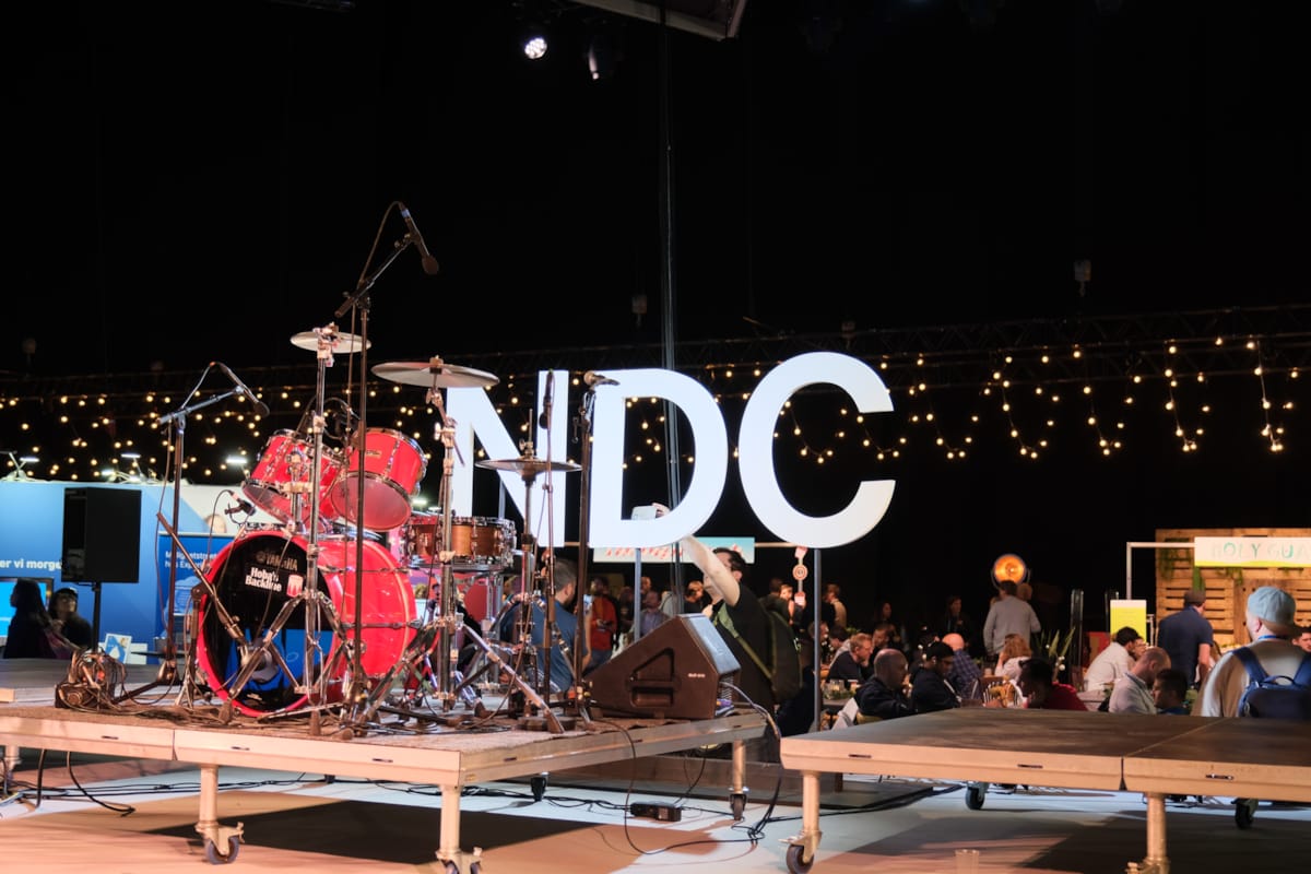 Scenen på NDC med logobokstaver