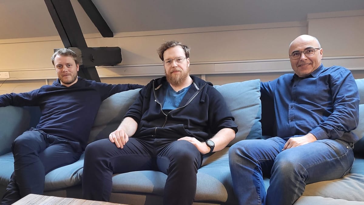 Sondre, Tor Arne og Geir Lunde sitter i sofaen på kontoret i Trondheim