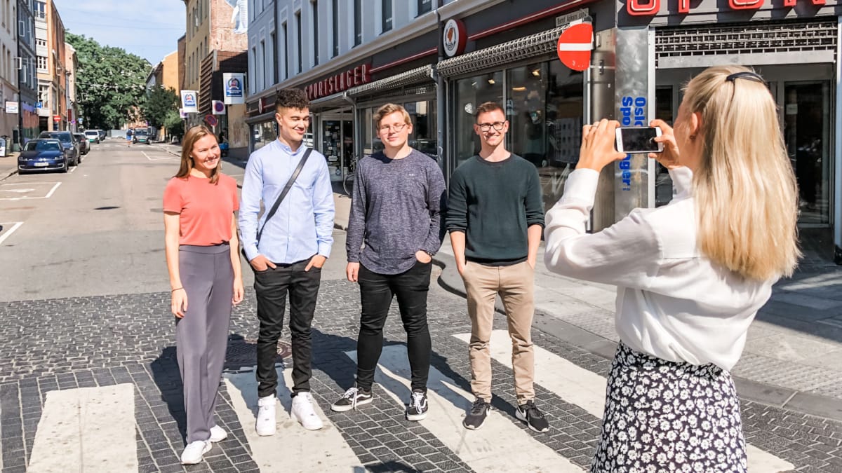 Bilde av at en person tar bilde av de nyansatte