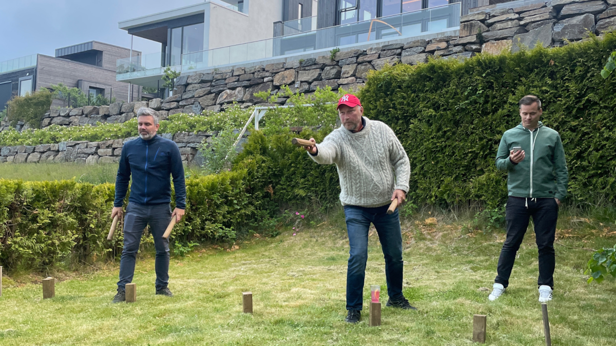 Lars Walle, Lars Timenes og Kristian Willumsen under et slag kubb på sommerfesten