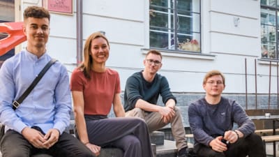 Bilde av de fire nyansatte som sitter ved siden av hverandre