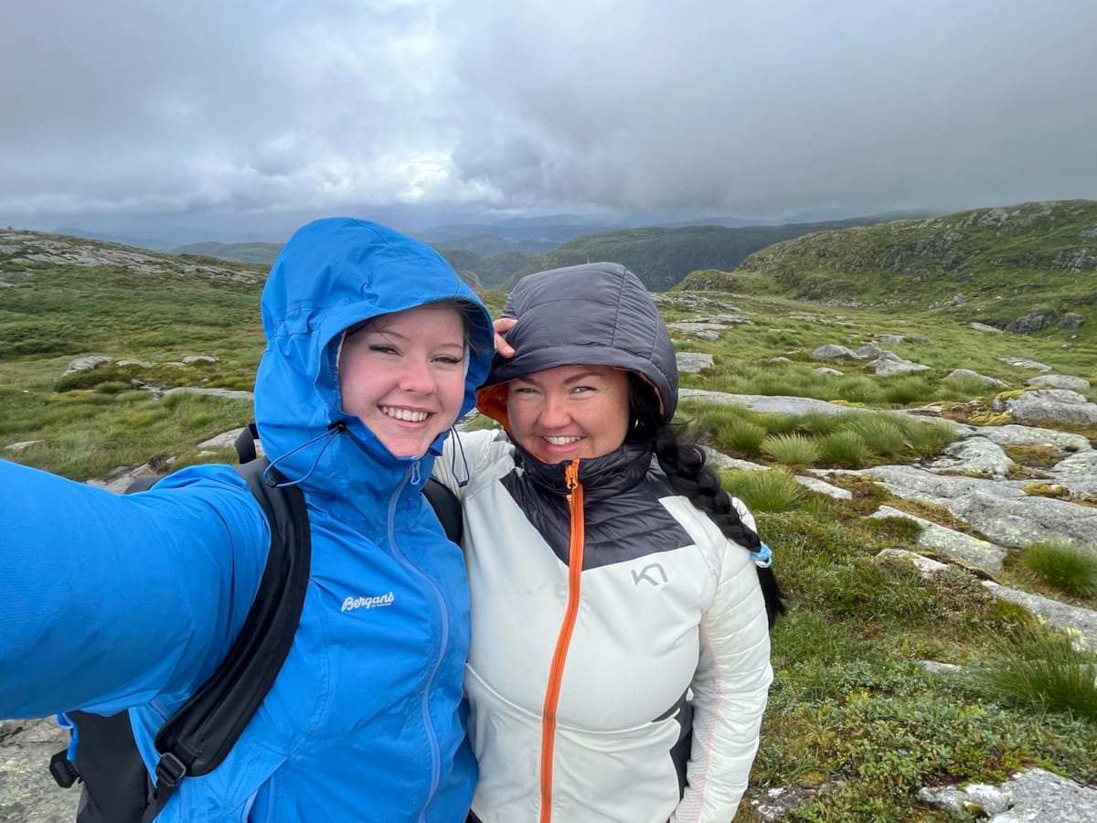 Bilde av Julie og søsteren sin på fjelltur.