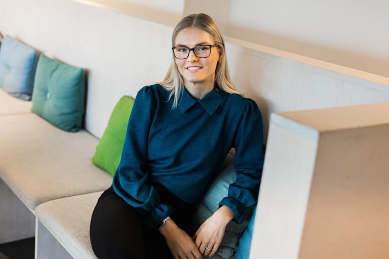 Rekrutterer i Epinova, Andreas Huse, sitter i en sofa