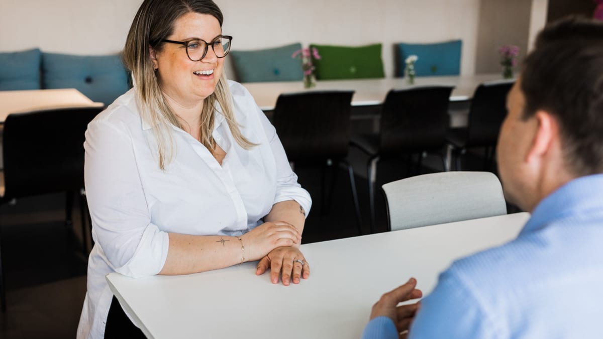 Bilde av en kvinne som ser på mobilen sin