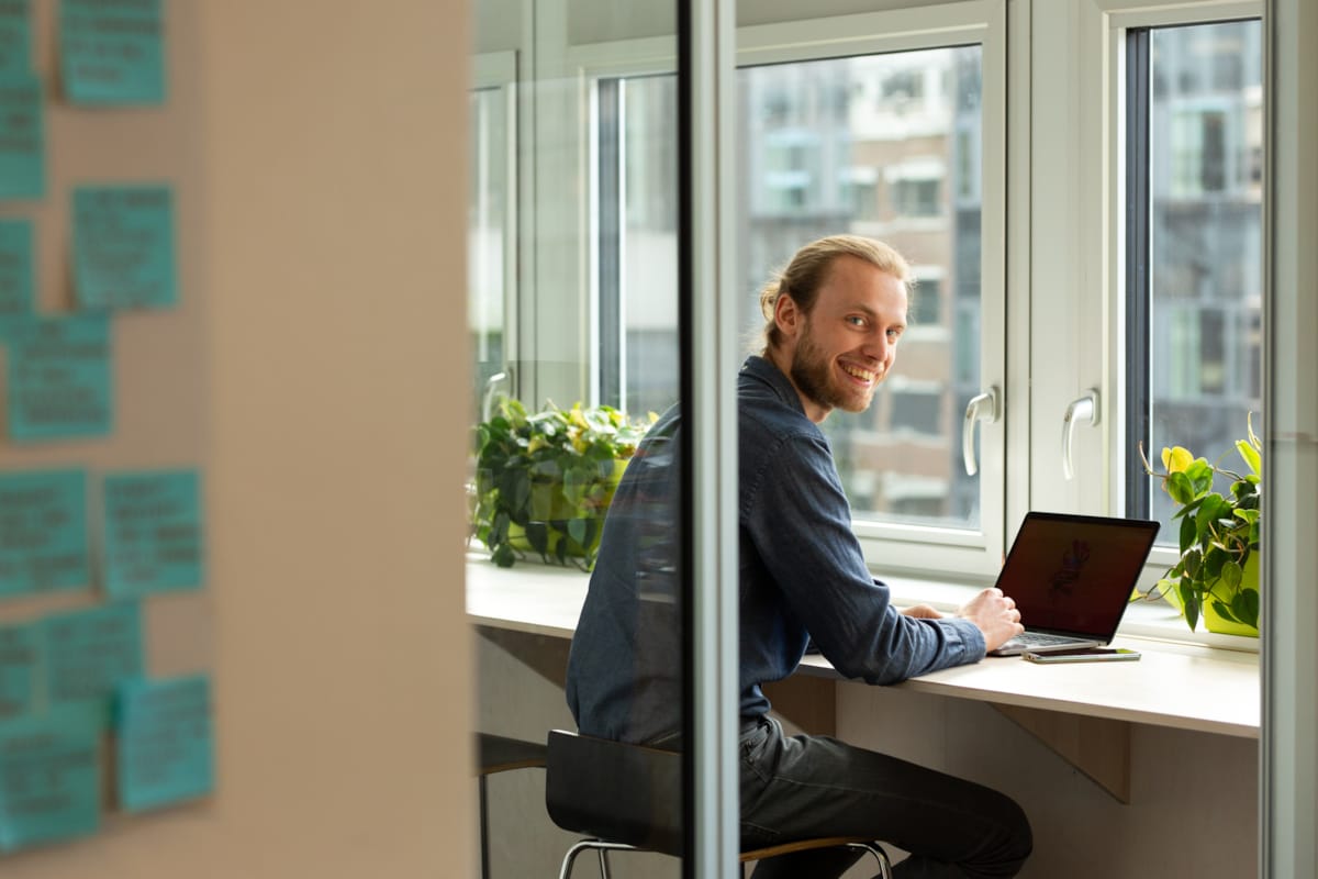 Bilde av Balder som sitter foran en laptop