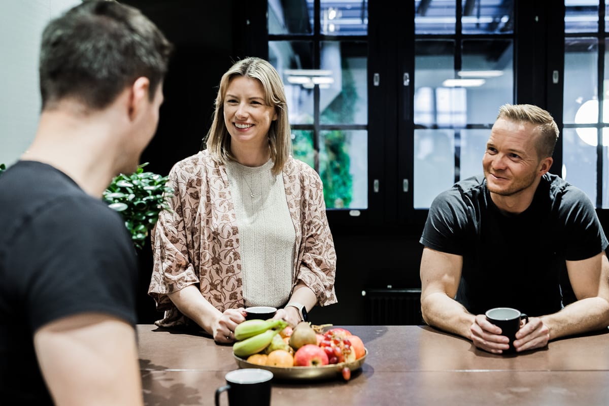 En gruppe som sitter med kaffekopp