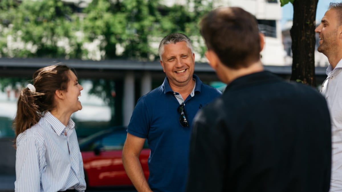Leende kollegaer utendørs