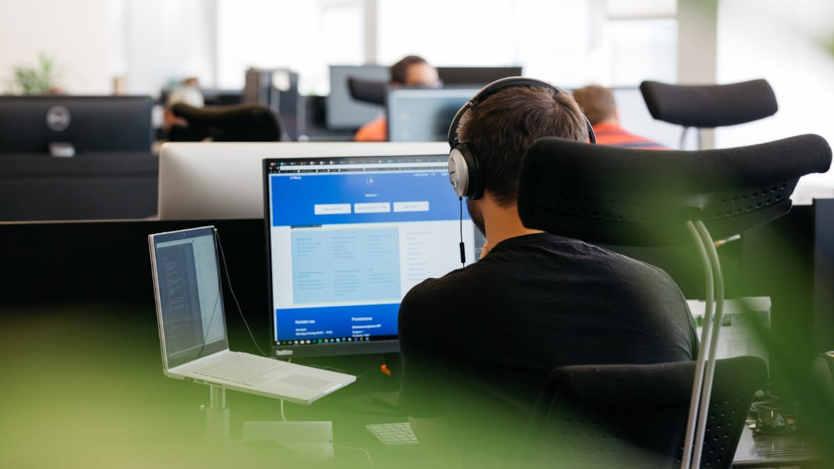 Smilende imøtekommende mann